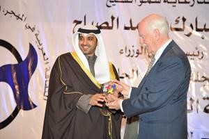 الشيخ محمد العبدالله مكرما احد المشاركين﻿
