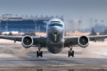 مضيفة تسأل مسافراً: إلى أين تتجه الرحلة؟