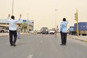 اضراب الجمارك اثر على حركة دخول الشاحنات الى البلاد امس 	 سعود سالم