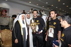 صاحب السمو الامير الشيخ صباح الاحمد يسلم الكاس الى نواف الخالدي وبجانبه صالح الشيخ ونواف المطيري هاني الشمري
