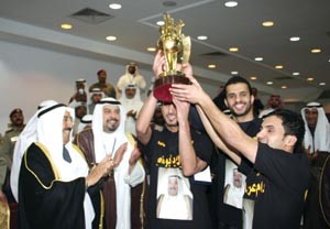 نجوم القادسية يتسلمون اغلى الكؤوس بعد الفوز على كاظمة 1-0 هاني الشمري