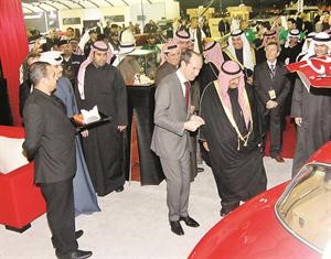 سمو الشيخ ناصر المحمد خلال تفقده السيارات المشاركة في المسابقة
