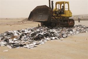 جانب من عملية اتلاف الاقراص المضبوطة
