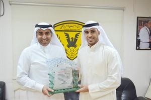 فواز الحساوي يتسلم درعا من الحداد﻿