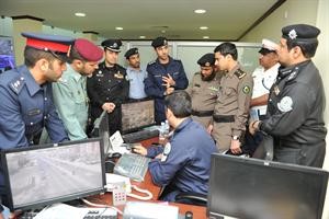 الوفود الخليجية خلال زيارة لها الى ادارة تراخيص المركبات﻿