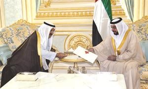 صاحب السمو الشيخ خليفة بن زايد ال نهيان يتسلم الرسالة من مبعوث صاحب السمو الامير﻿