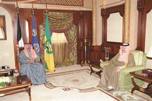 سمو ولي العهد الشيخ نواف الاحمد مستقبلا الشيخ مبارك الدعيج﻿