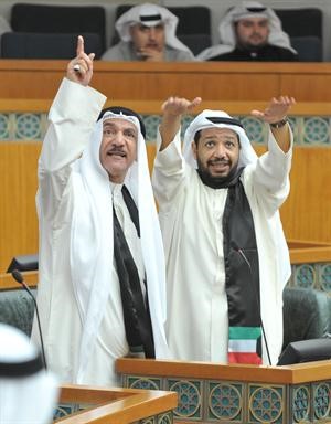 فيصل الدويسان وعدنان المطوع يخاطبان الجمهور
