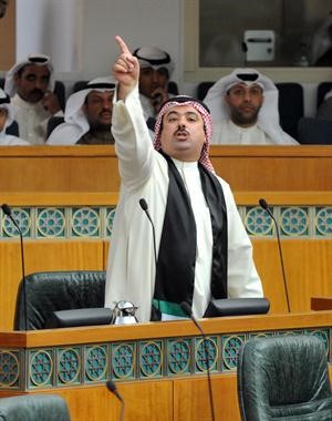 علي الراشد محتجا على سير الجلسة