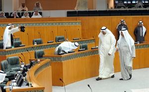 فيصل الدويسان ينادي مسلم البراك وخالد الطاحوس لاخذ وشاح اسود وارتدائه