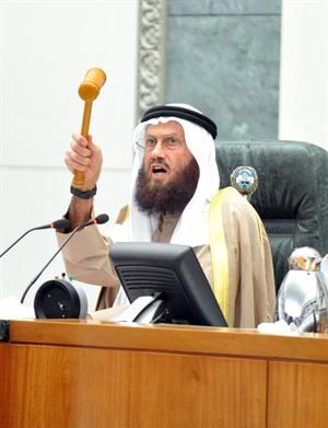 خالد السلطان مترئسا جانبا من جلسة امس