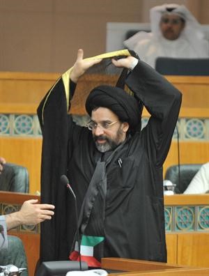 سيد حسين القلاف يرتدي البشت