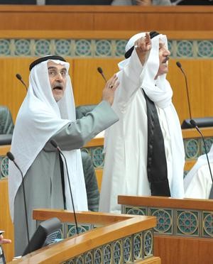 احمد لاري يهدئ من روع عدنان المطوع