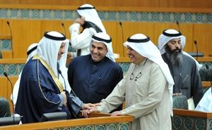 سمو رئيس الوزراء الشيخ جابر المبارك في حديث باسم مع محمد الصقر وبمشاركة دعبدالله الطريجي