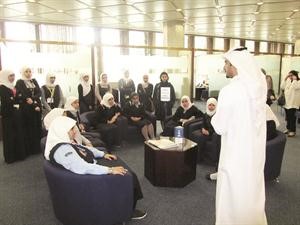 الطالبات خلال جولتهن في البنك﻿