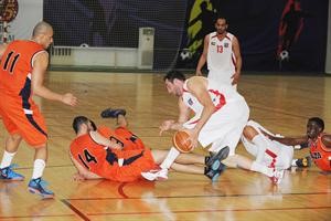 لاعب الابيض فلادسلاف دراغوفيتش يستحوذ على الكرة وسط سقوط مجموعة من اللاعبين	 هاني الشمري﻿