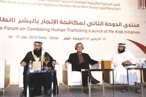مندوب الامم المتحدة يتوسط المحاضرين