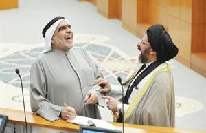 ابتسامة مشتركة بين السيدين عدنان عبدالصمد وحسين القلاف