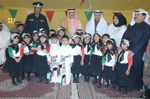 الشيخ دابراهيم الدعيج متوسطا تلاميذ المدرسة﻿