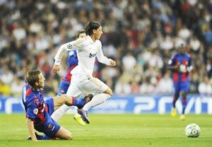 لاعب وسط ريال مدريد مسعود اوزيل يمر من مدافع سسكا موسكو بونتوس ويرنبلوم