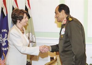رئيس المجلس الاعلي للقوات المسلحة المشير محمد حسين طنطاوي مستقبلا نانسي بيلوسي امس	 افپ﻿