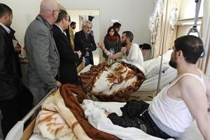 وفد فرنسي خلال زيارته جرحى سوريين في احد مستشفيات طرابلس 	رويترز﻿