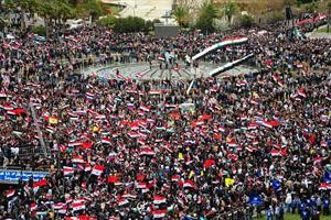 حشود سورية خلال مسيرة العالمية من اجل سورية في ساحة الامويين امس 	افپ﻿