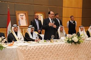 نوري المالكي متحدثا في اللقاء بحضور محمد الصقر ومسالم الاذينة وفيصل الحجي والمستشار محمد ابوالحسنقاسم باشا﻿