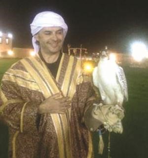 راغب علامة بالزي القطري ويحمل صقراً