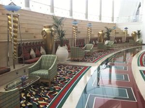 لوبي فندق برج العرب في تصميم متناسق