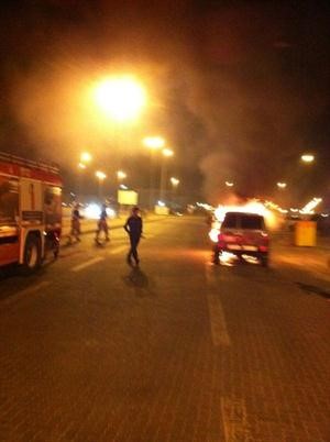 رجال الاطفاء يحيطون بالسيارة﻿