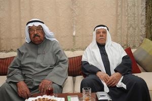 عبدالرحمن الناصر متحدثا الى الزميل منصور الهاجري