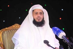 سلطان الدغيلبي متحدثا الى الجماهير
