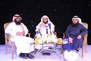 ومتوسطا عريف الندوة دراشد العجمي والشاعر مشعل الشيباني محمد ماهر

