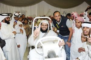 الشيخ سلطان الدغيلبي يمثل الالتزام بالقوانين المرورية

