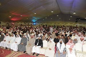 جمهور غفير يتقدمه خليف الاذينة والعميد ناصر العنزي وفلاح العجمي خلال لقاء الدغيلبي حول الحوادث المرورية
