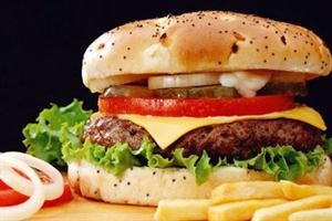 خبير ذكورة: الوجبات السريعة لا تضعف خصوبة الرجال