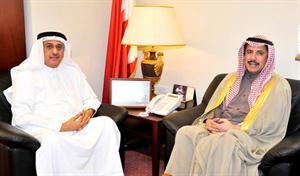 الشيخ عزام الصباح خلال لقائه نبيل الحمر﻿