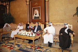 ناصر العطية مع اعضاء اللجنة المنظمة