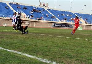 البرازيلي روجيريو يسدد الكرة في مرمى الجهراء سعود سالم