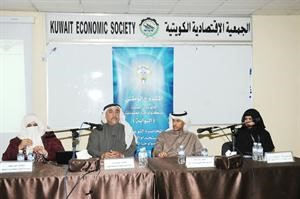 دمحمد الملا ودصالح الناجم ود عبير البحوة خلال مشاركتهم في ندوة الجمعية الاقتصادية	انور الكندري﻿