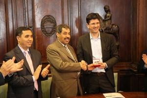 الشاعر عبدالعزيز البابطين اثناء تسلمه الميدالية نيابة عن الشاعر عبدالعزيز خوجة﻿