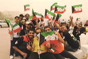 مجموعة من المشاركين يحملون اعلام الكويت﻿
