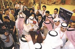 مسلم البراك متحدثا وسط الحضور من اعضاء نقابة العاملين في الكويتية بعد بدء اضرابهم مساء امس﻿