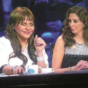 اليسا تنظر لاحلام باستغراب﻿