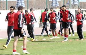 لاعبو الاهلي خلال ادائهم التدريبات اول من امس
