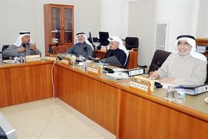 عدنان عبدالصمد ونبيل الفضل وصالح عاشور ود حمد المطر خلال اجتماع لجنة الميزانيات﻿