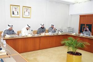 د عبيد الوسمي وفيصل اليحيى ود فيصل المسلم وعبداللطيف العميري ود حمد المطر اثناء الاجتماع﻿