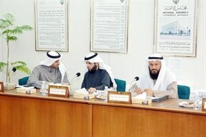 محمد هايف ود عادل الدمخي وفيصل اليحيى خلال اجتماع لجنة حقوق الانسان﻿