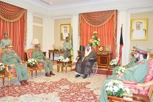 سمو الشيخ سالم العلي مستقبلا اللواء ناصر الدعي والعميد الركن زايد ناصر وكبار ضباط الحرس﻿